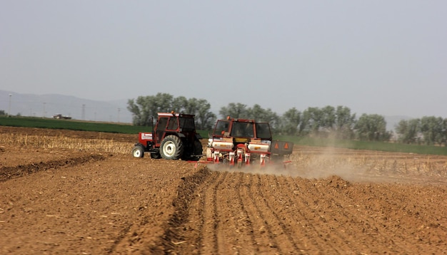 Tractor de granjero arando el campo antes de plantar