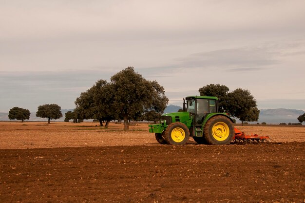 Tractor haciendo trabajos agrícolas en el campo.