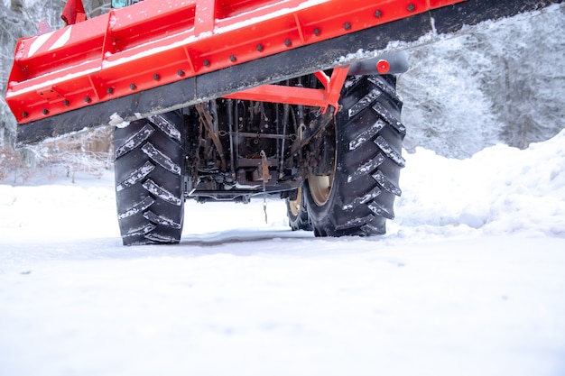 Tractor limpia el camino de la nieve en invierno