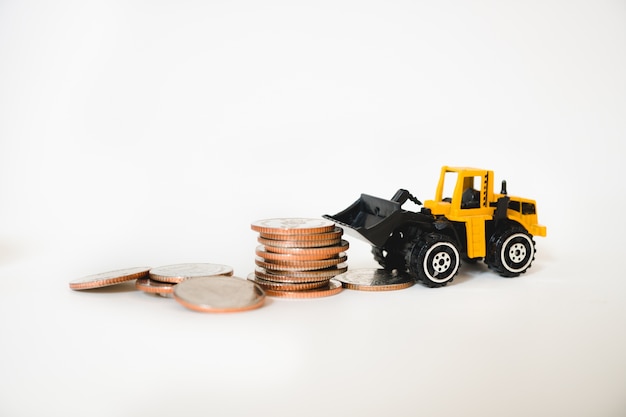 Tractor miniatura con monedas de oro