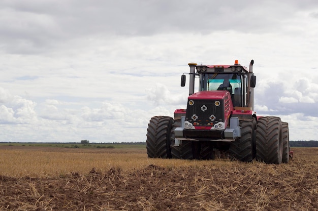 Tractor moderno en campo cultivando suelo