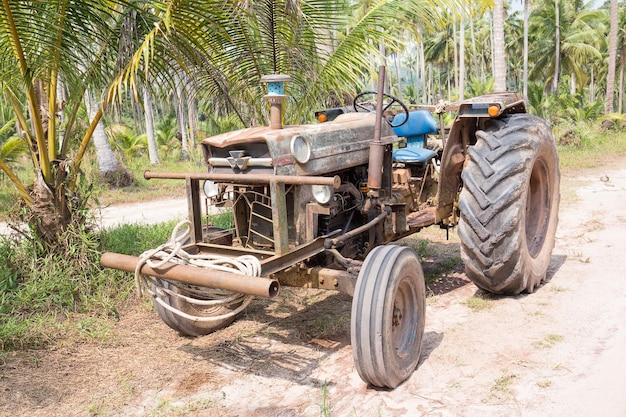 Tractor muy viejo en un camino de tierra en la selva Tailandia