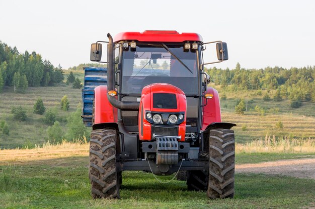 Foto tractor no campo contra o céu