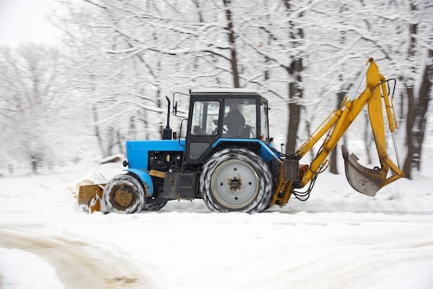 Tractor quita nieve en un parque