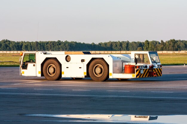 Tractor de remolque para aeronave