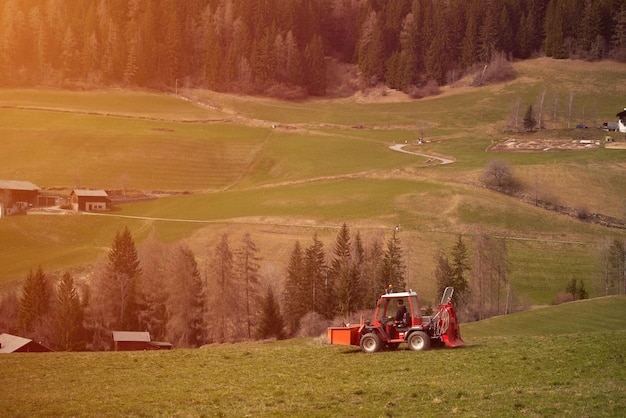 Tractor rociando pesticidas en el campo con un rociador en campos agrícolas de primavera en concepto de primavera de campo agrícola rural