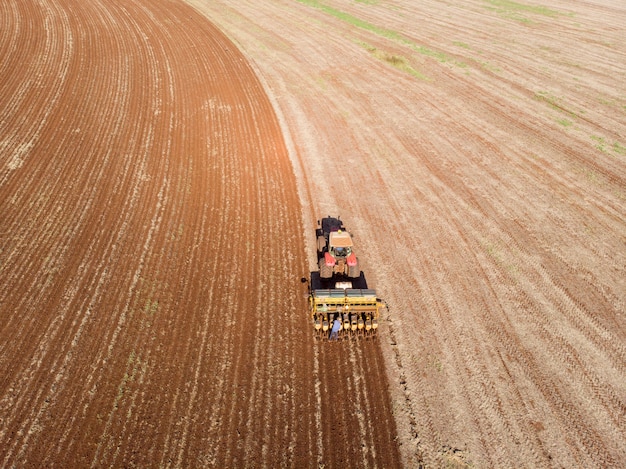 tractor con sembradora en el campo