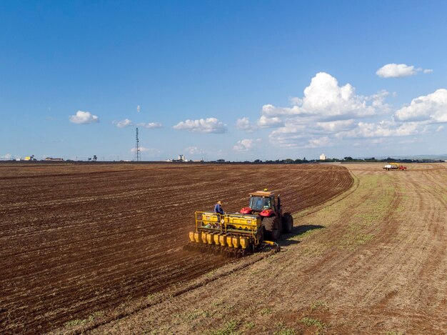 tractor con sembradora en el campo