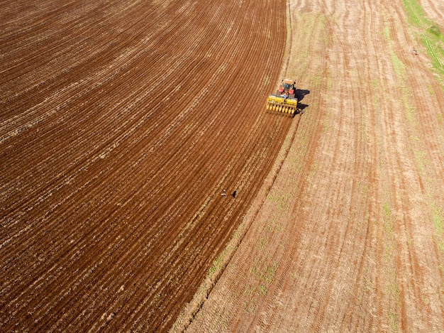 tractor con sembradora en el campo