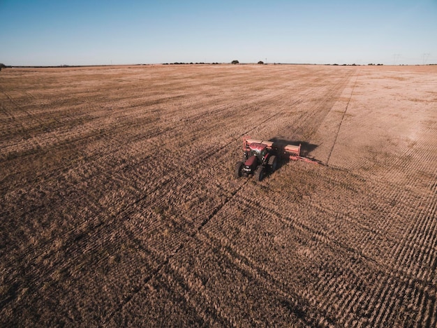 Tractor y sembradora siembra directa en la pampa Argentina