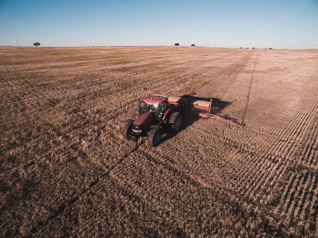 Tractor y sembradora siembra directa en la pampa Argentina