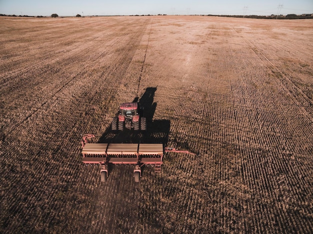 Tractor y sembradora siembra directa en la pampa Argentina