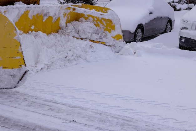 Tractor de servicio municipal quitando nieve en la calle después de fuertes nevadas