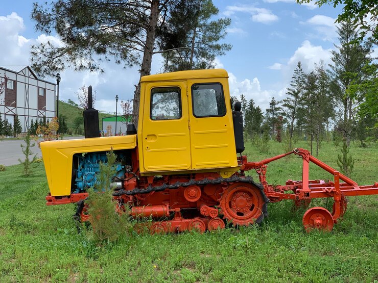 Foto tractor soviético colorido, mas morto.