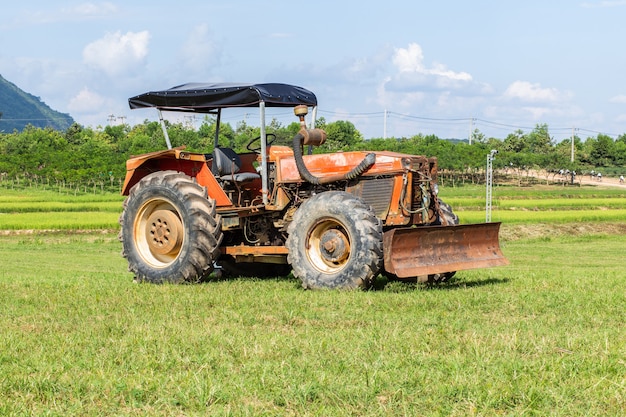 Tractor en tierras de cultivo