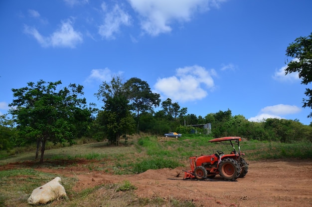 Tractor topador de ruedas en naturaleza y montaña en Nakhon Ratchasima Tailandia