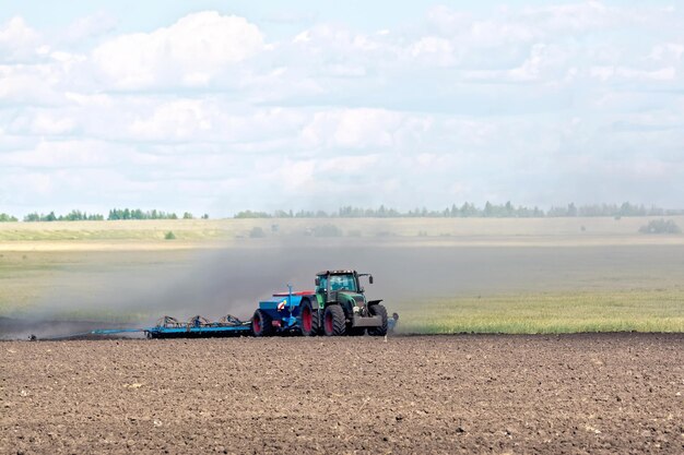 Tractor trabajando en tierra cultivable