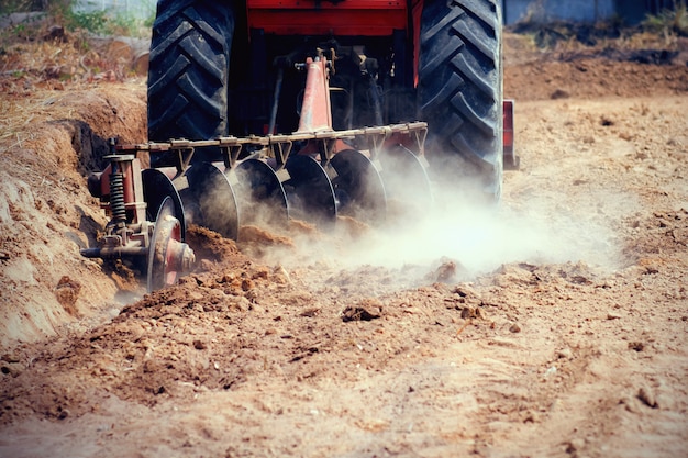 Tractor trabajando en tierras de cultivo.