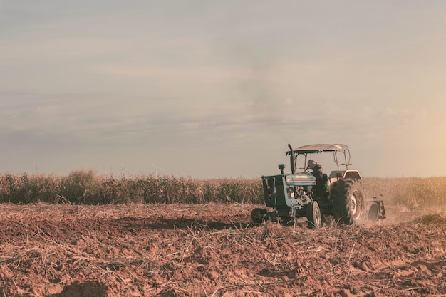 tractores para arar los campos.