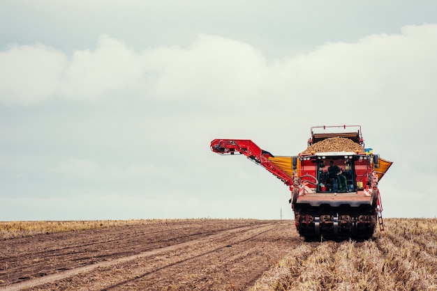 Foto tractores trabajando en el campo