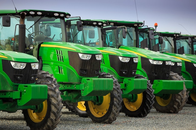 Tractores verdes en una fila