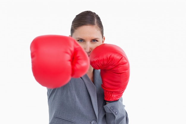 Tradeswoman com luvas de boxe atacando