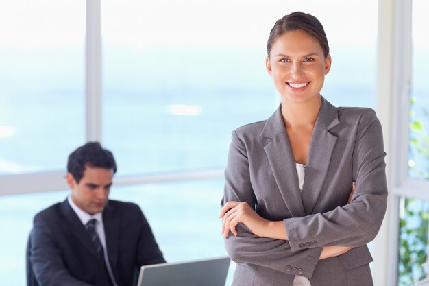 Tradeswoman sonriente con los brazos cruzados