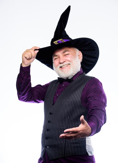 Tradição de halloween traje de cosplay chapéu de fantasia de feiticeiro festa de halloween homem sênior barba branca comemorar halloween mágico bruxo velho conceito de magia experiente e sábio feitiço mágico