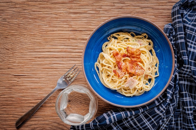 Foto tradição italian food pasta carbonara, espaguete com bacon, presunto e queijo parmesão em t