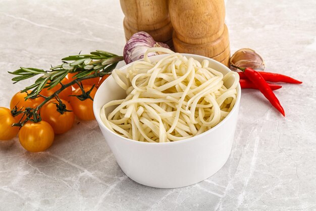 Tradición de la cocina asiática Udon fideos en el tazón