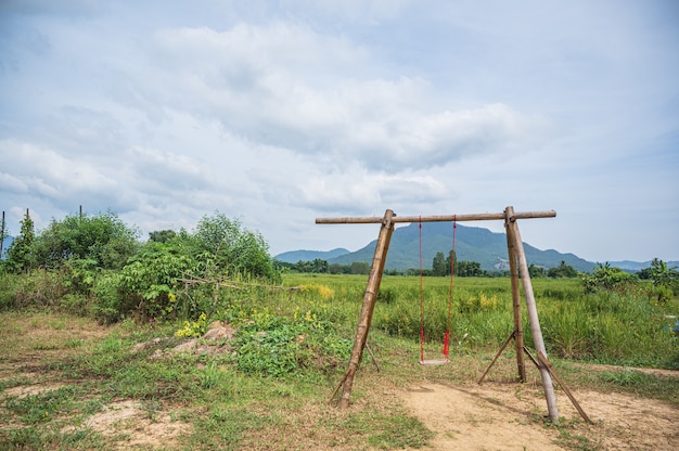 Tradición Columpio de madera con hermoso monte en el distrito de chiang khan loei tailandia.