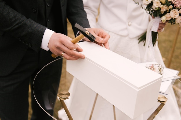 Tradición nupcial de marcar una caja de vino ceremonia del vino