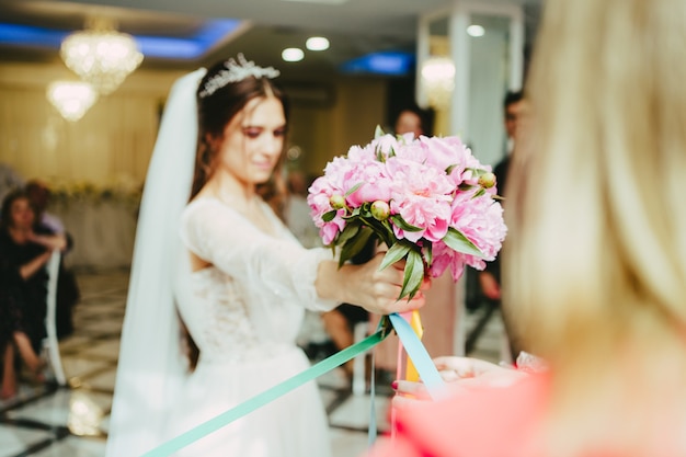 Foto tradición el ramo de la novia. tirar el ramo de la novia