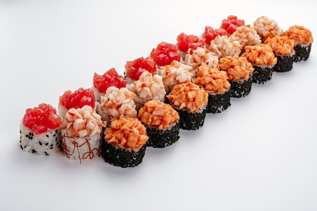 Tradición sushi asiático sobre fondo blanco.