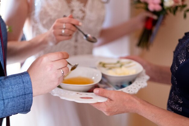 Tradición tártara en la boda con miel y crema agria.