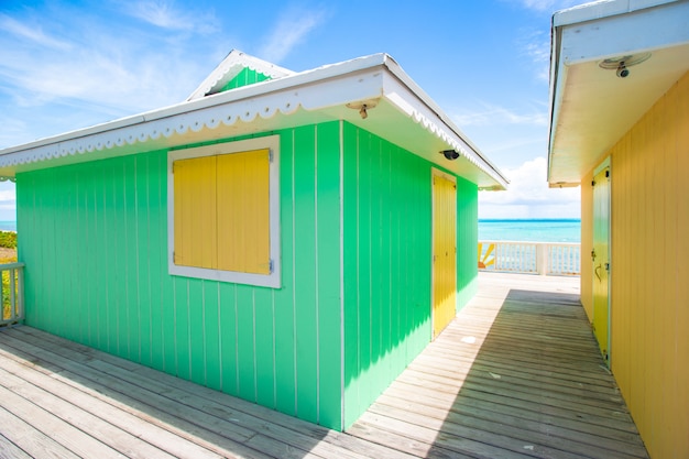 Tradicionais casas caribenhas brilhantes na praia