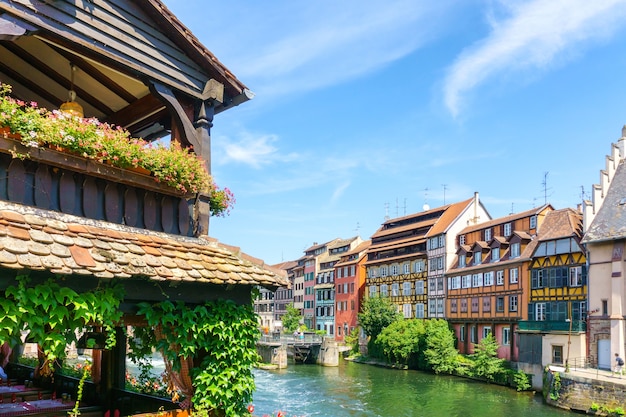 Tradicionais casas coloridas em La Petite France, Estrasburgo, Alsácia, França