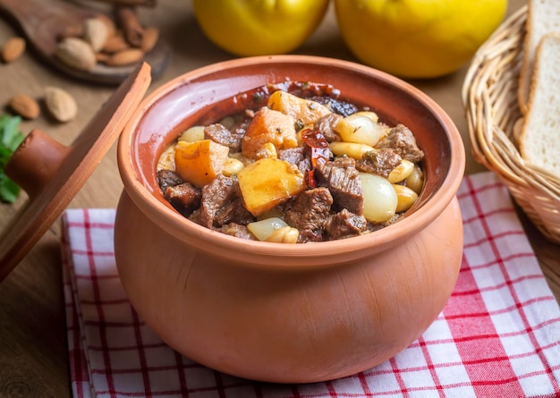 Tradicionais deliciosas comidas turcas; Ensopado de cordeiro de marmelo e ameixa, cordeiro tandoori (nome turco; Ayvali - erikli kuzu guvec - kuzu tandir
