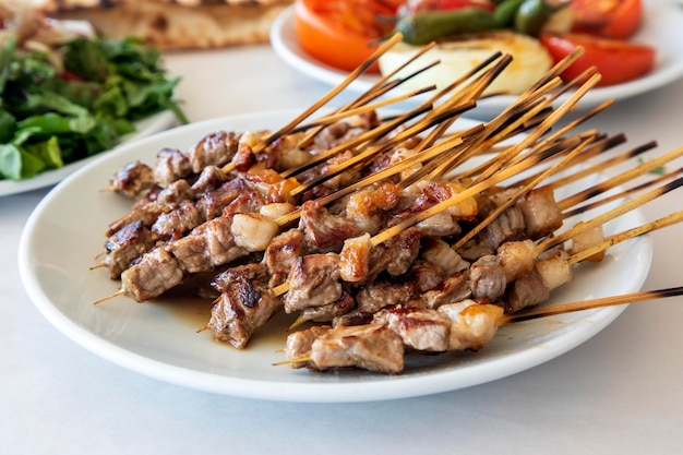 Tradicionais deliciosas comidas turcas; espetos policial mana
