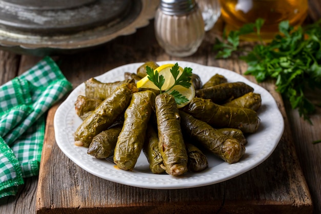 Tradicionais deliciosas comidas turcas; folhas recheadas (yaprak sarmasi)