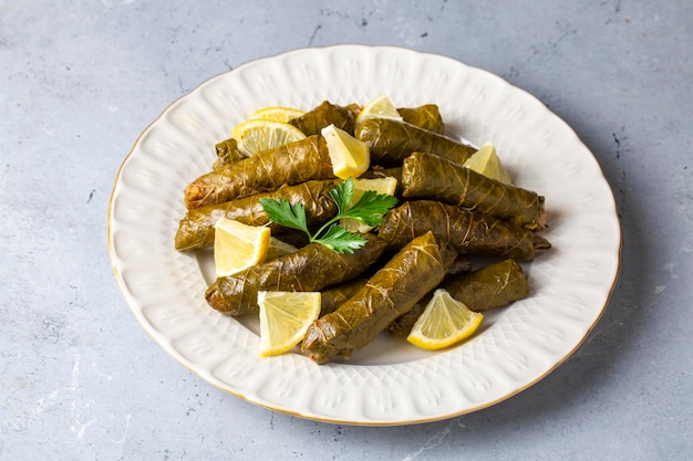 Tradicionais deliciosas comidas turcas; folhas recheadas (yaprak sarmasi)