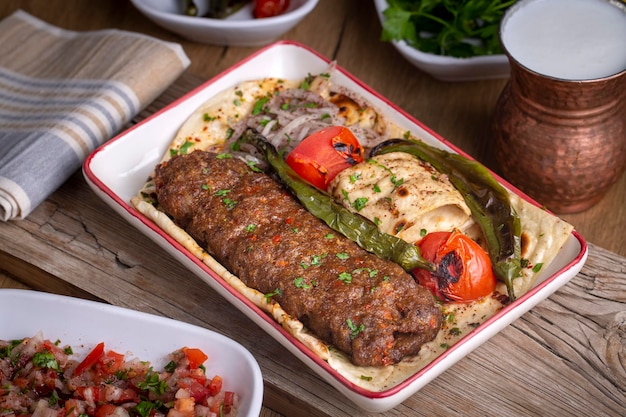 Tradicionais deliciosas comidas turcas; Kebab de Adana