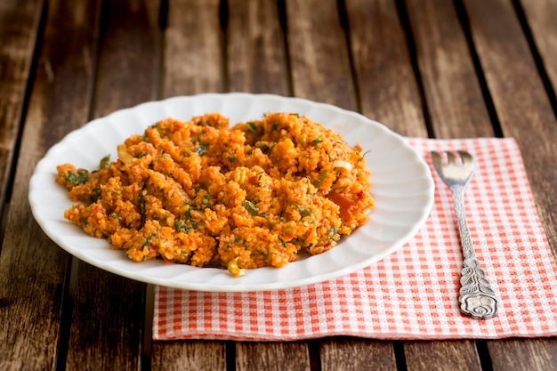 Tradicionais deliciosas comidas turcas; salada de bulgur (Kisir)