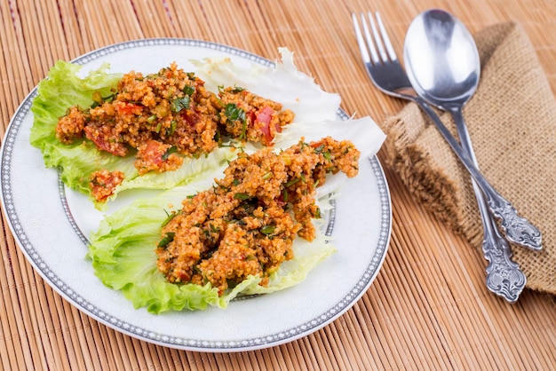 Tradicionais deliciosas comidas turcas; salada de bulgur (Kisir)