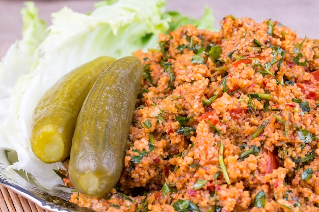 Tradicionais deliciosas comidas turcas; salada de bulgur (Kisir)