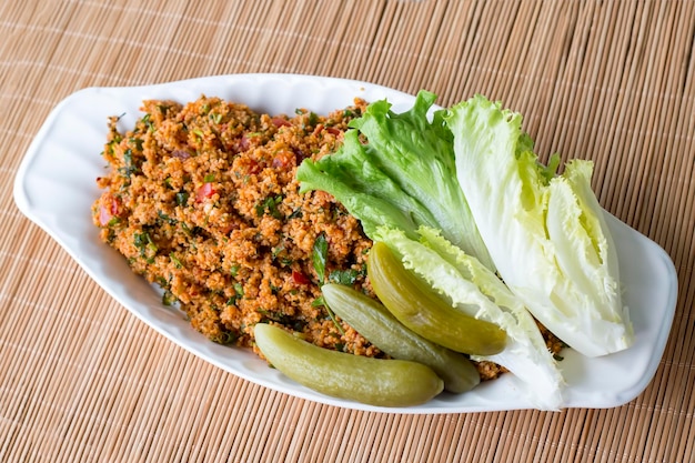 Tradicionais deliciosas comidas turcas; salada de bulgur (Kisir)