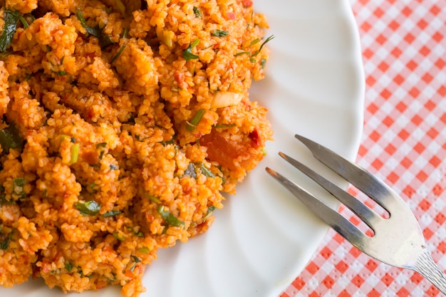 Tradicionais deliciosas comidas turcas; salada de bulgur (Kisir)