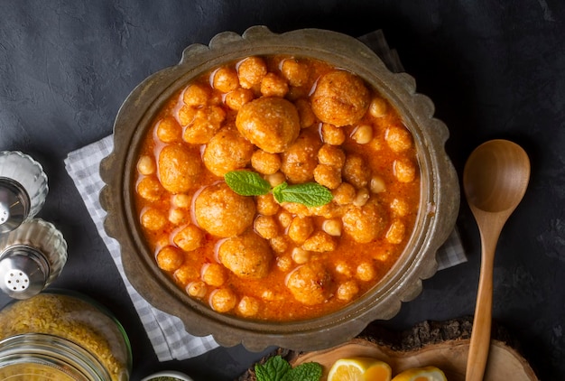 Tradicionais deliciosas comidas turcas; Sopa de Bulgur (nome turco; Anali Kizli, icli kofte)