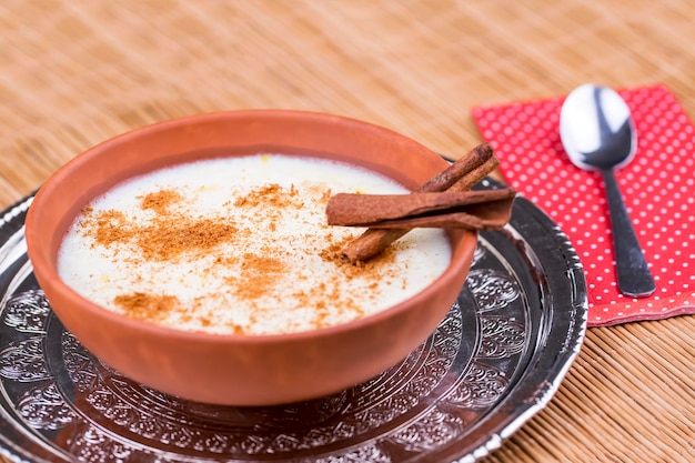 Tradicionais deliciosas sobremesas turcas; pudim de arroz com leite (Sutlac)