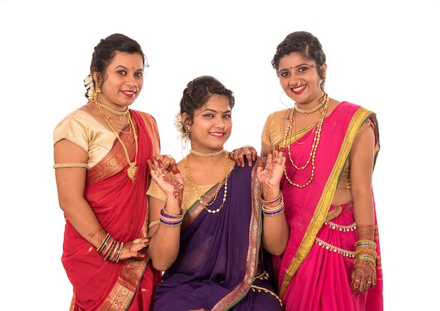 Tradicionais lindas garotas indianas em sari posando em branco